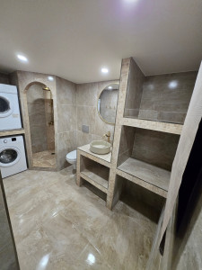Photo de galerie - Rénovation complète de salle de bain de A à Z : création des cloisons hydrofuges, isolation, plomberie, électricité, carrelage et mobilier sur mesure.