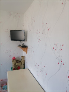 Photo de galerie - Pose de papiers peints à raccord dans une chambre 