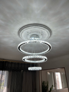 Photo de galerie - Lustre, lumière, installé