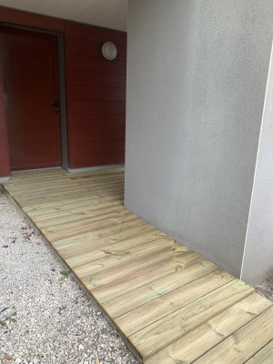 Photo de galerie - Réalisation Plancher devant entrée de maison