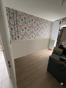 Photo de galerie - Réalisation d’un sous bassement en peinture + pose de papier peint en partie haute