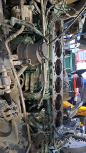 Photo de galerie - Réflexion  d'un moteur poid lourd 