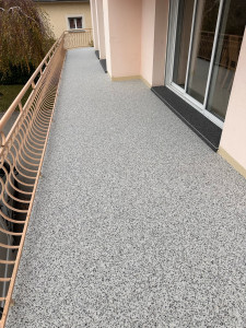 Photo de galerie - Pose de moquette de pierre après avoir réalisé étanchéité suite à des infiltrations 