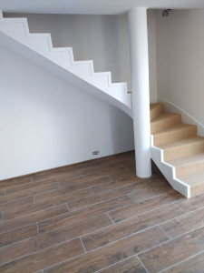 Photo de galerie - Escalier précédemment carrelé habillé en sisal.