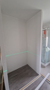 Photo de galerie - La cliente voulait plusieurs étagères pour y ranger des vêtements (style dressing) sur les 3 surfaces de murs et avec des plantes de récupération.