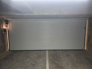 Photo de galerie - Pose d’une porte de garage enroulable