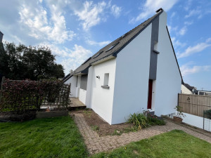 Photo de galerie - Ravalement de cette maison avec un bandeau gris sur le pignon