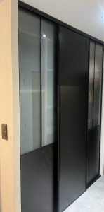 Photo de galerie - Création d’un placard avec porte coulissante imitation verrière + dressing à l’intérieur. 