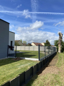 Photo de galerie - Pose clôture avec soutènement 