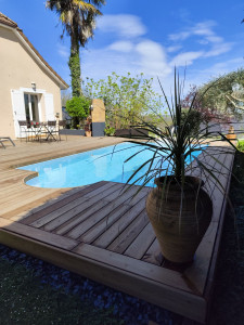 Photo de galerie - Terrasse bois en pin traité classe IV, choix US.
Contours de finition et jupes côté jardin.