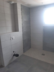 Photo de galerie - Pose de revêtement carrelage dans une salle de bain avec douche italienne 