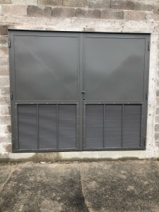 Photo de galerie - Installation porte deux ouvrant  avec grille d’aération  