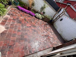 Photo de galerie - Réalisation terrasse avec pavé 15x15 tambouriner couleur automne 