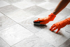 Photo de galerie - Lavage du carrelage et dépoussiérage de la surface à l’aide d’un balai ou d’un aspirateur afin d’éliminer les saletés et poussières, puis nettoyer des tâches à l'aide d'une brosse humide. 