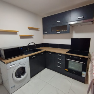 Photo de galerie - Pose du carrelage et cuisine 
