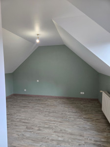 Photo de galerie - Peinture mur en kaki et plafond mansardé en blanc .