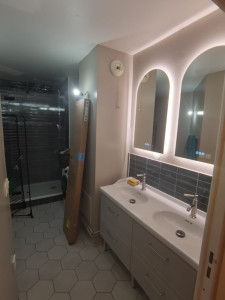 Photo de galerie - Création douche 
Carrelage sol 
meuble vasque 
Déplacement électricité et plomberie 
Enduit / Peinture 