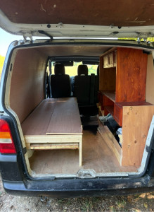 Photo de galerie - Fabrication de lit et de meuble dans le camion 