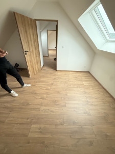 Photo de galerie - Aménagement de combles complet : pose des Velux, pose du plancher, pose de l’isolation,Placo, et pose du parquet. Client satisfait 