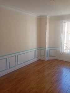 Photo de galerie - Peinture intérieure soignée avec murs beige élégant, soubassements blancs et moulures bleu pastel. Finitions propres et rendu harmonieux pour une pièce lumineuse, moderne et chaleureuse.