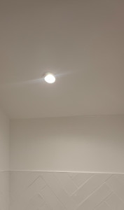 Photo de galerie - Résultat final : Finition impeccable - Murs et plafond lisses et prêts / peints

Après préparation complète (enduit, bandes à joints et ponçage), application de la peinture blanche. Résultat final lisse, uniforme et sans défaut.

Travail de qualité profes