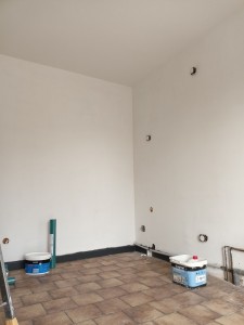 Photo de galerie - Rénovation mur cuisine : Enduit / ponçage / Peinture 2 couche blanc mat 

