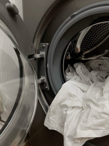 Photo de galerie - Repassage soigné de vêtements et linge de maison, pliage et rangement selon les normes de qualité. Respect des types de tissus et des délais.