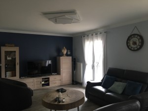 Photo de galerie - Toile de rénovation au plafond avec deux couches de peinture glycéro, pose de corniche, revêtement mural ( Patent ) et deux couches de peinture à l’eau sur les murs en deux tons 