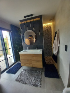 Photo de galerie - Création d'une salle de bain avec douche à italienne et sa deroration