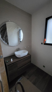 Photo de galerie - Pose meuble miroir et vasque
