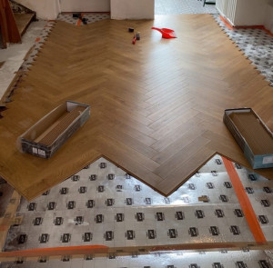 Photo de galerie - Commencement d'un parquet en chevron 