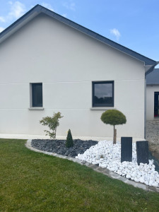 Photo de galerie -  Création avec pose de pavé, de bâche et de minéral. 