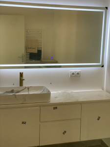 Photo de galerie - Montage de meuble de salle de bains avec vasque et miroir led 