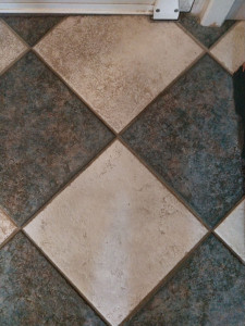 Photo de galerie - Ménage avant-après exemple sur deux dalles blanches.