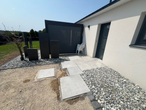 Photo de galerie - Dallage, brise vu en palis d’ardoise, massifs, chaînette pavés