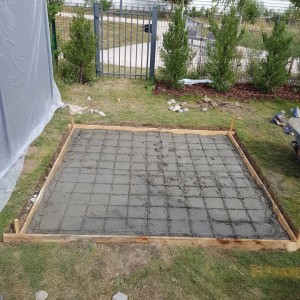 Photo de galerie - Réalisation d'une dalle en béton armé pour un abris de jardin. 