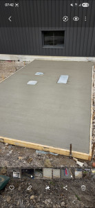 Photo de galerie - Réalisation d’une dalle béton armé permettant le passage de véhicules poids lourds, adaptée à une cuve de 5 000 L.
Préparation du terrain, coffrage, ferraillage et coulage du béton avec finition soignée.
