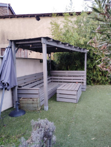Photo de galerie - Une pergola réaliser sur mesure. Plans, confections et découpes, assemblage et fixation au sol