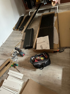 Photo de galerie - IKEA : Commode  et une table de chevet 