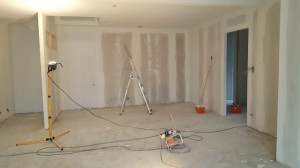 Photo de galerie - Rénovation complète d’une pièce : préparation et remise en état des murs, réalisation des bandes et enduits, ponçage et préparation des surfaces avant peinture. Travaux réalisés avec soin afin d’obtenir des murs propres, lisses et prêts pour la finition