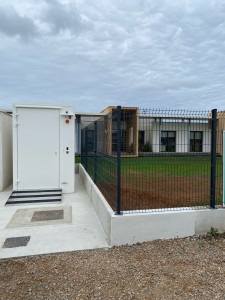 Photo de galerie - Reprise de façade et pose de grillage 