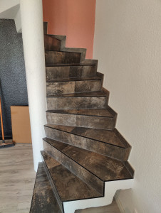 Photo de galerie - Pose d'un 60*60 dans un escalier 3/4 tournant avec plinthes crémaillères.