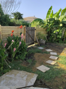 Photo de galerie - Pose palissade et réalisation d'un portillon en bois de récup