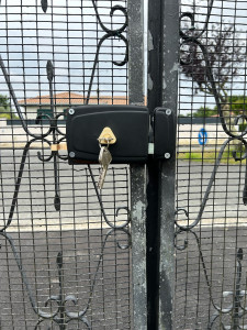 Photo de galerie - Remplacement d’une serrure de portail 