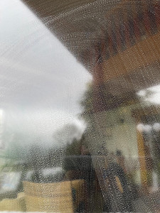 Photo de galerie - Nettoyage baie vitrée en cours