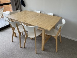 Photo de galerie - Montage d'une table et de ses 6 chaises