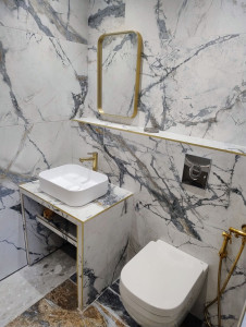 Photo de galerie - Carrelage 60x120 marbré avec baguettes de finition doré 