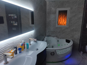 Photo de galerie - Rénovation salle de bain complète de AaZ Carrelage, plomberie, pose des vasques jacuzzy, douches italienne,
toilette suspendu.