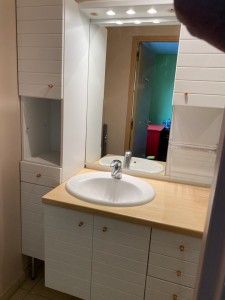 Photo de galerie - Montage et pose meubles salle de bain.
Modification et raccordement plomberie et électricité.