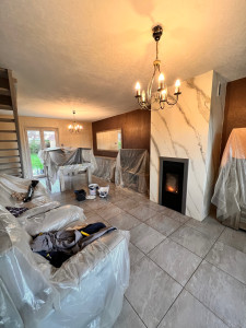 Photo de galerie - Rafraîchissement salon : plafond et murs et stucco marbre sur habillage poêle 